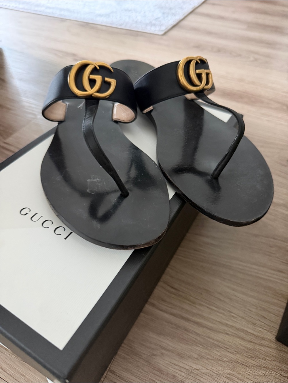 Gucci Black Leather Thong Sandals with Gold Double G